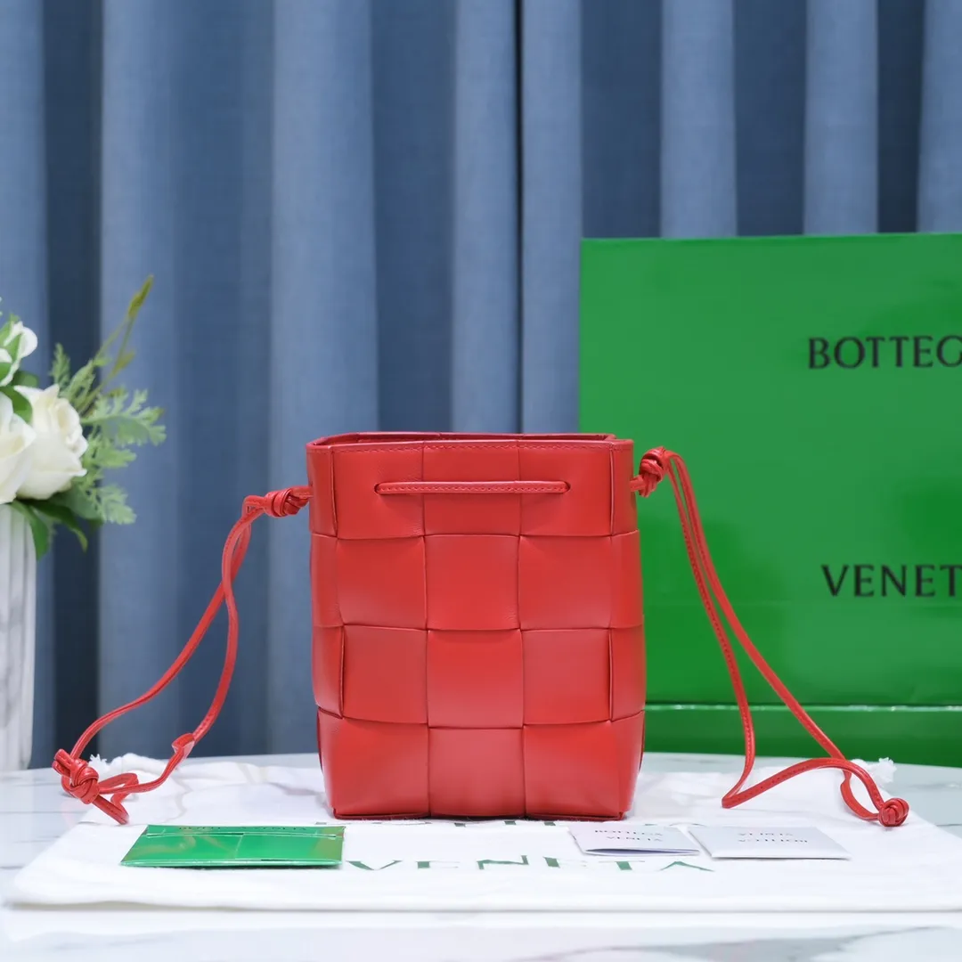 Bottega veneta* new woven small bucket bag latest series # The square bag shape is matched with classic woven elements, drawstring design, minimalism, and has a very large capacity. Every color is beautiful, it is simple and elegant but has a cool style. It can be used by both men and women, and the upper body is fashionable and classy! Style number: 6612# Large size: 19x14x13cm